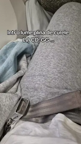 A post by @lenghenandreea on TikTok caption: Mai bine in vacante decat haine scumpe 🛀 #foryouu #fyp #imiplacecandmasuna #fyyyyyyyyyyyyyyyy #holiday #airport #parati #pentrutine #✈️ 
