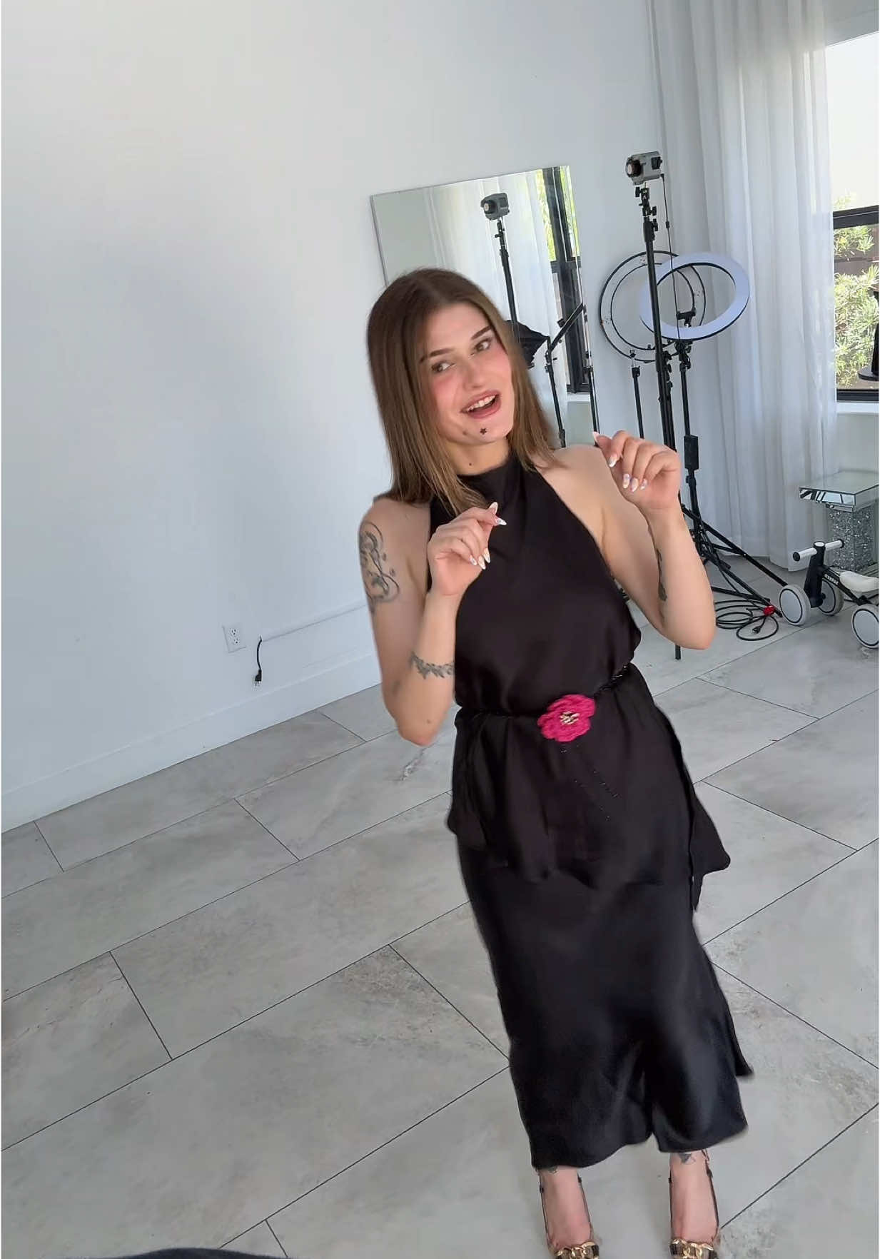 A post by @augustogimenez on TikTok caption: Beso besoo @Mujerdebuenapasta @Carlos Alberto Fuentes 