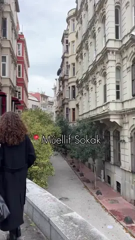 A post by @sehirdeyiz on TikTok caption: Sizin Beyoğlu’nda favori yeriniz neresi 🤗 👫🏼Peki siz kiminle birlikte gitmek isterdiniz? Yoruma etiketleyin ve kaydetmeyi unutmayın 🤗 Daha fazla yerler keşfetmek için bizi takipte kalın 🤗  🎥@konumneresi