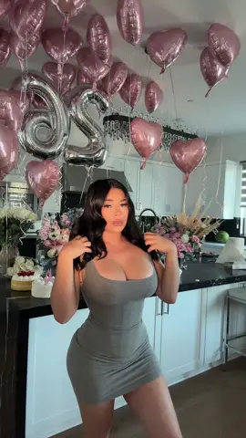 A post by @smsnelxkwlsjxks on TikTok caption: national bella day🎀 🎂 #bellaretamosa 