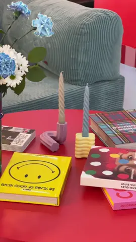 A post by @emedeamores on TikTok caption: team a todo coloooooor 🩷 los libros, macetas y portavelas son de @WOW CONCEPT 🙂‍↕️🙂‍↕️⭐️⭐️
