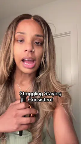A post by @_fefa__ on TikTok caption: Struggling to stay consistent in my fitness journey# #glutes #glutesworkout 