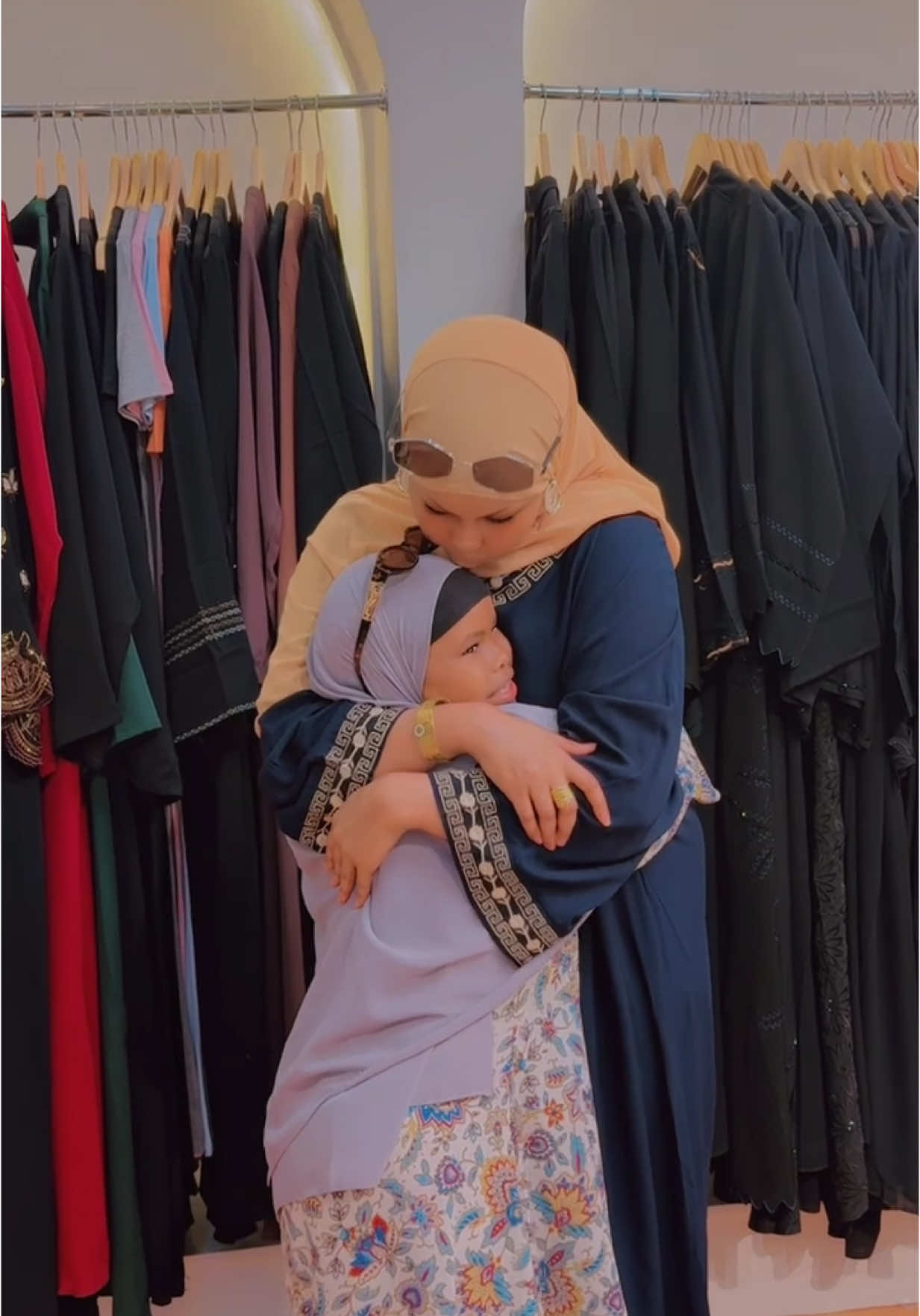A post by @sihaam_tahliil on TikTok caption: Walhi hbo mcn aduunka aa ku jeclahy ilahayow i xafid 😭❤️🫂@Hodan __dayax🙎‍♂️ #sihaamtahliil 