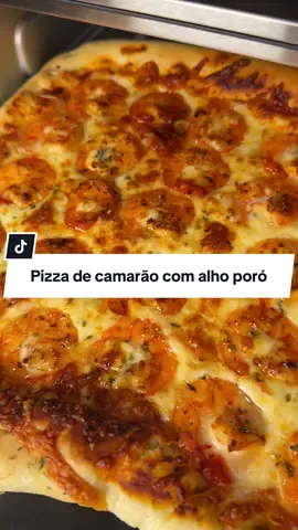 A post by @eloalmeida8 on TikTok caption: Pizza de camarão com borda de alho poró e requeijão cremoso