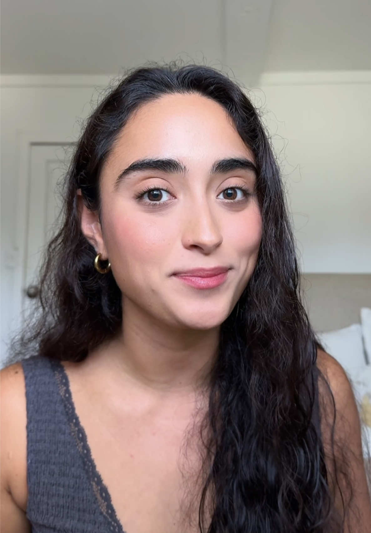 A post by @salmachavana on TikTok caption: Por qué no hablas inglés a pesar de que lo escuchas todo el tiempo? #ingles #aprenderingles #clasesdeingles #inglesonline #inglesfacil 