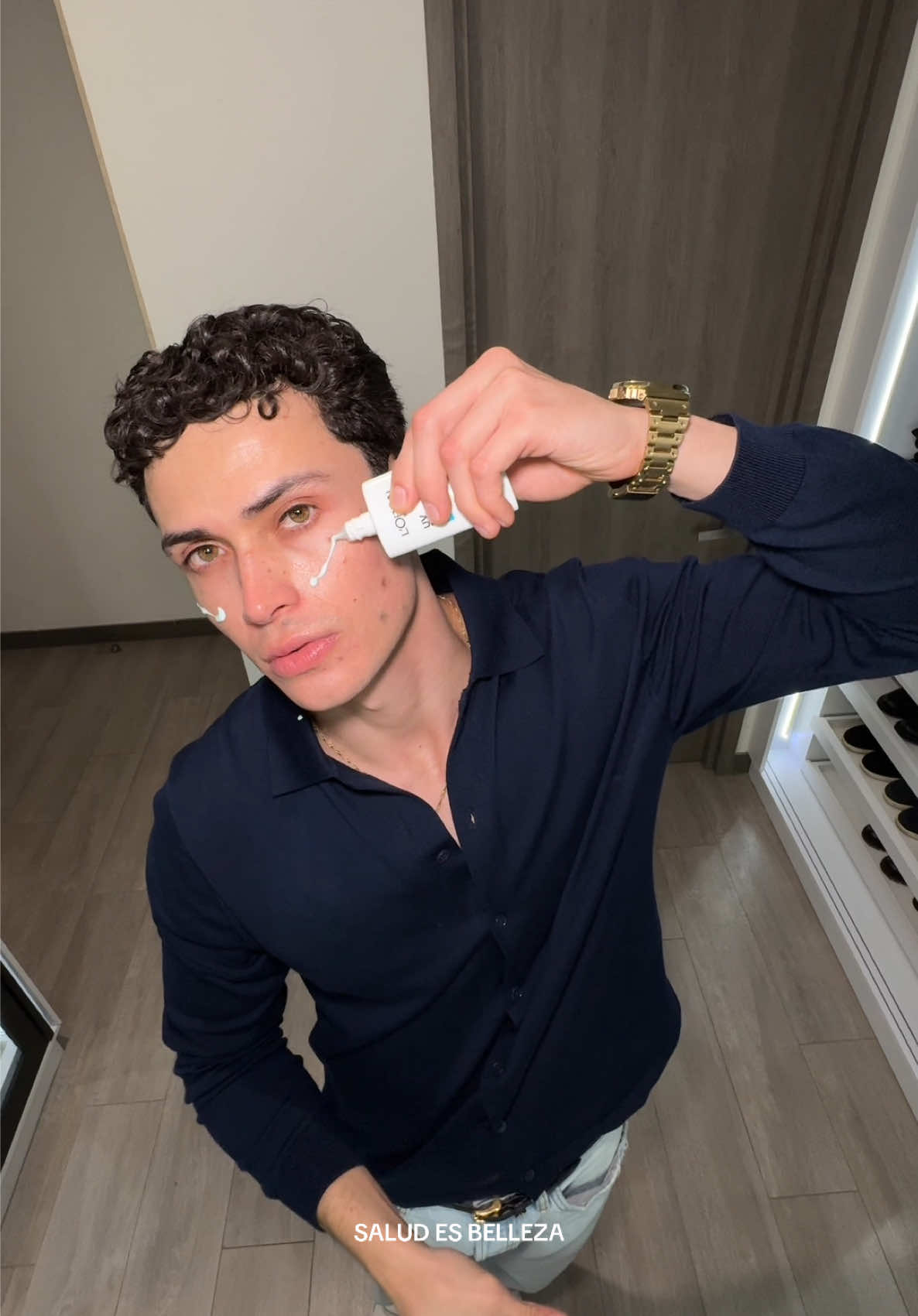 A post by @orsonpadilla63 on TikTok caption: Con 3 segundos armó un Outfit y también cuido mi cara con @L’Oréal Paris 🫱🏻‍🫲🏼 @L'Oréal Paris MX #UVDEFENDERAQUA #LorealParisSkincare #3secondschallenge #Seabsorbedevolada #publicidad 