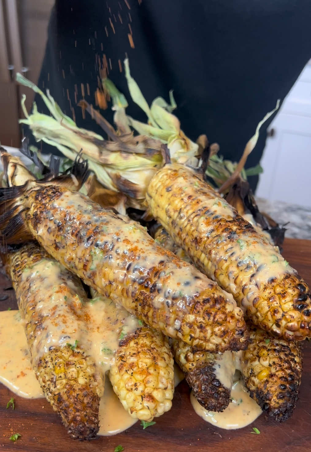 A post by @eatwitzo on TikTok caption: Creamy Garlic Butter Grilled Corn!  When it comes to the summer time there is nothing like some good grilled corn!  The perfect side dish to any meal, refreshing, and delicious! Enjoy!  Full Ingredient list:  6 corn cobs  2 sticks unsalted butter 1/4 cup heavy cream  1 tbsp cajun seasoning  1 tbsp dried oregano  1 tbsp paprika  2 tbsp garlic paste  1/4 cup heavy cream  2-3 tsp onion powder  2 tsp black pepper  1 large lemon  Preferred oil  Parsley to garnish #corn #garlicbutter #eatwitzo 