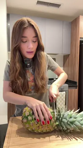 A post by @quesito_oaxaca on TikTok caption: Un dia mas, una piña mas 🍍 