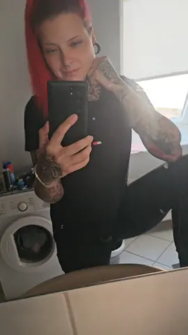 A post by @steff_fanny_dr3 on TikTok caption: #wirsindnichtnackt #teamcrazychaos #ostdeutschearroganz #farbeunterdiehaut #diegehirnakrobaten 