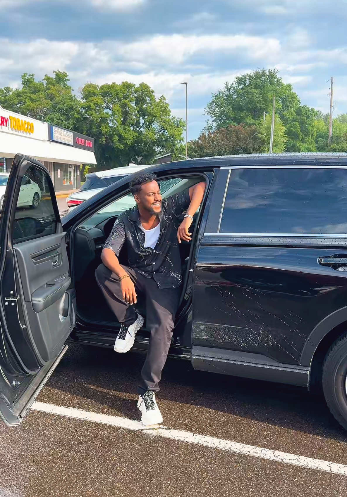 A post by @_kingsaajin_ on TikTok caption: Magaladada Maka dhex maqasha heesta ❤️🥰 #boqor_saajin 