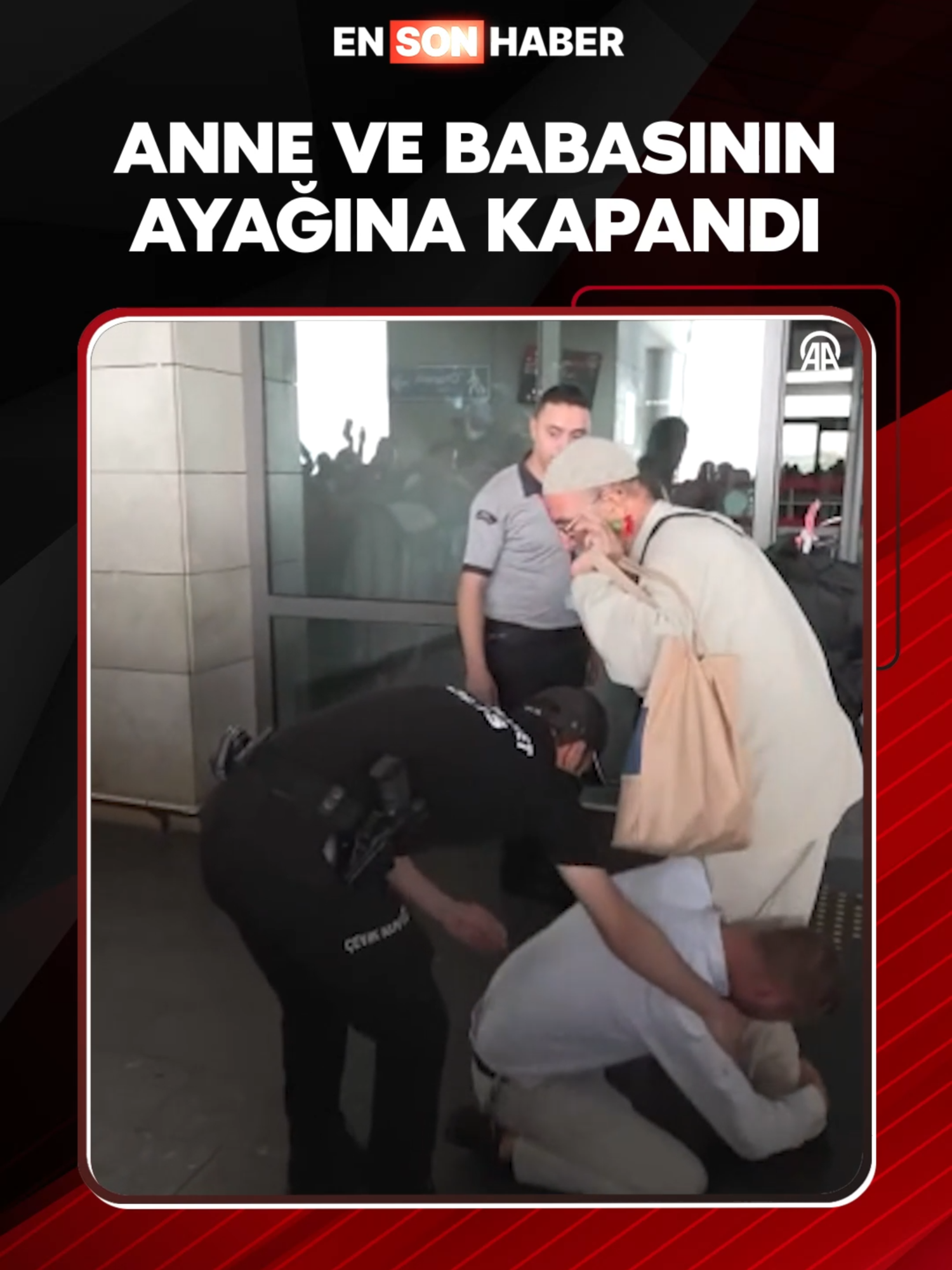 A post by @ensonhaber on TikTok caption: Hac ibadetlerini tamamladıktan sonra Türkiye'ye dönen hacılar, aileleri tarafından büyük bir sevinçle karşılandı. #anne #baba #hac #sevinç