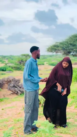 A post by @miss_fardax on TikTok caption: Kuwaan waa ii tashadeen mid iga bootimeysto iyo mid icaayeso ayey igu noqdeen😂😂🫵#missfardax #kutubeeyxamuud @zaki qoox,🎥🇸🇴 @Ilhaannita 