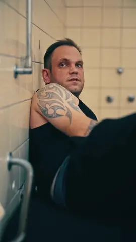 A post by @leitzvideo on TikTok caption: Neulich im Knast 😶‍🌫️🤣 #comedy #knast