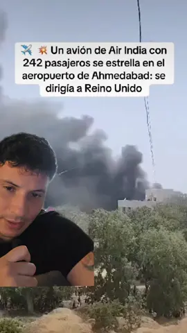A post by @bigbueno09 on TikTok caption: Un avión de Air india con 242 pasajeros se estrello este jueves en el aeropuerto de Ahmedbad una de las ciudades mas pobladas de la India #india #avion #avionseestrella 