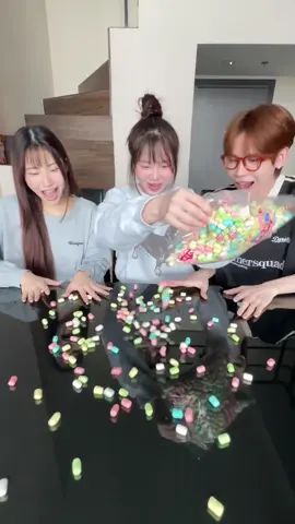 A post by @iiiyadaaa on TikTok caption: เยลี่ยึดเมืองสุริน 😂 @RK🐰 @ลูกอมมายมิ้นท์ #iiiyadaaa 