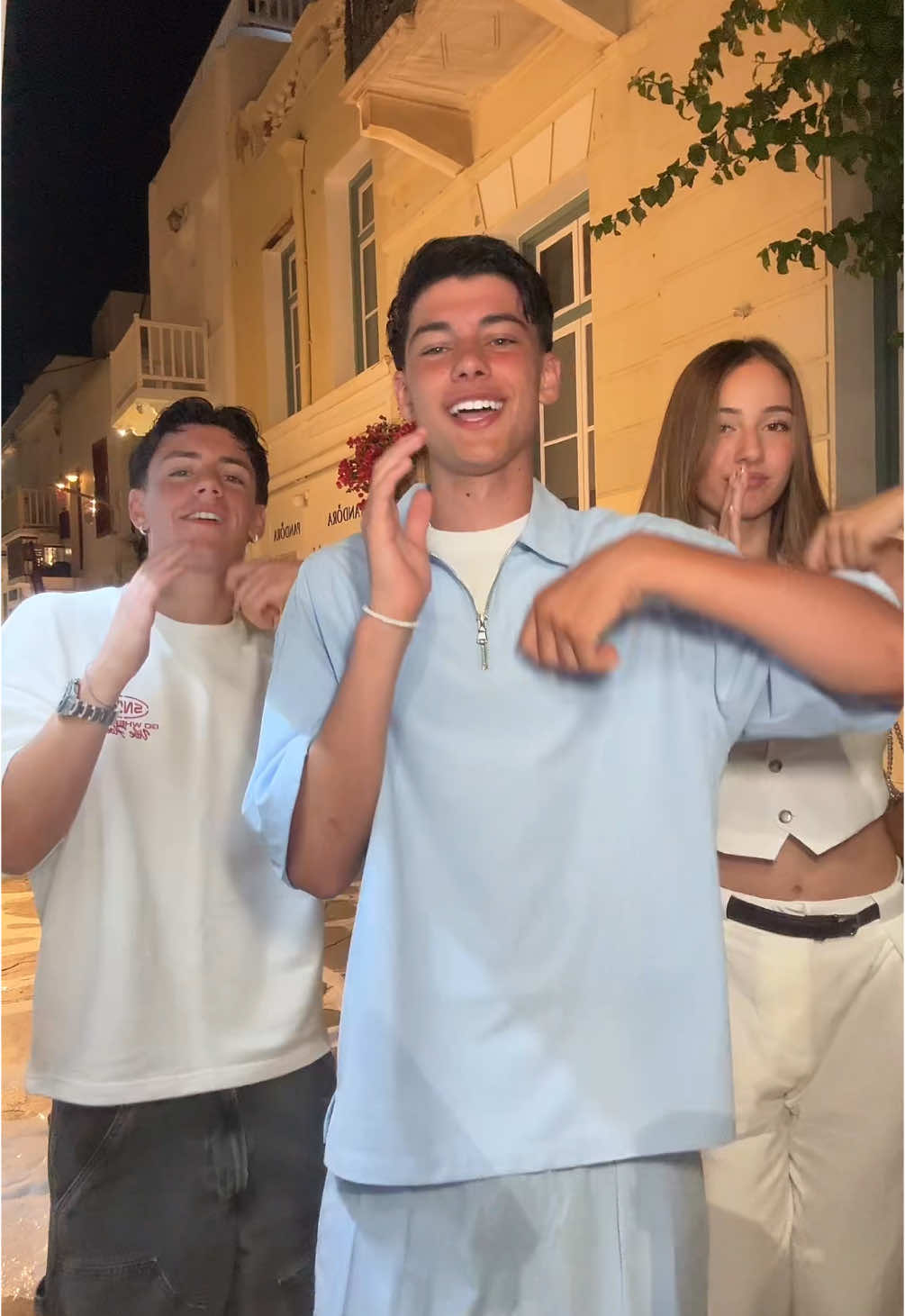 A post by @borsi___ on TikTok caption: ci stiamo esercitando per la villa ufficiale estiva del 2025? 🫠💕 @Viola Silvi @Fabio Ferrucci 
