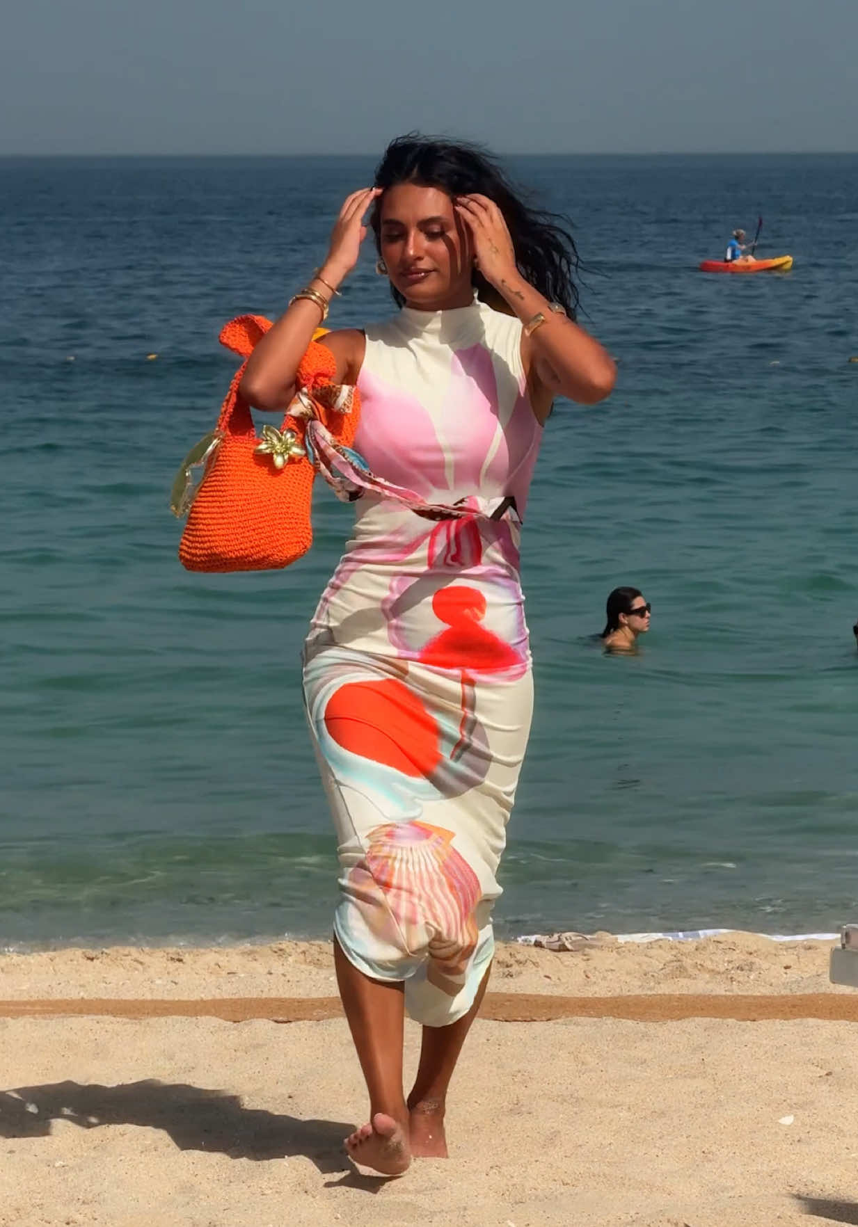A post by @raghda.k on TikTok caption: وانتو شو بتحطو بشنتتكم للبحر👜🌊🏝️؟ @narscosmetics 🙂‍↔️ #narsissist 