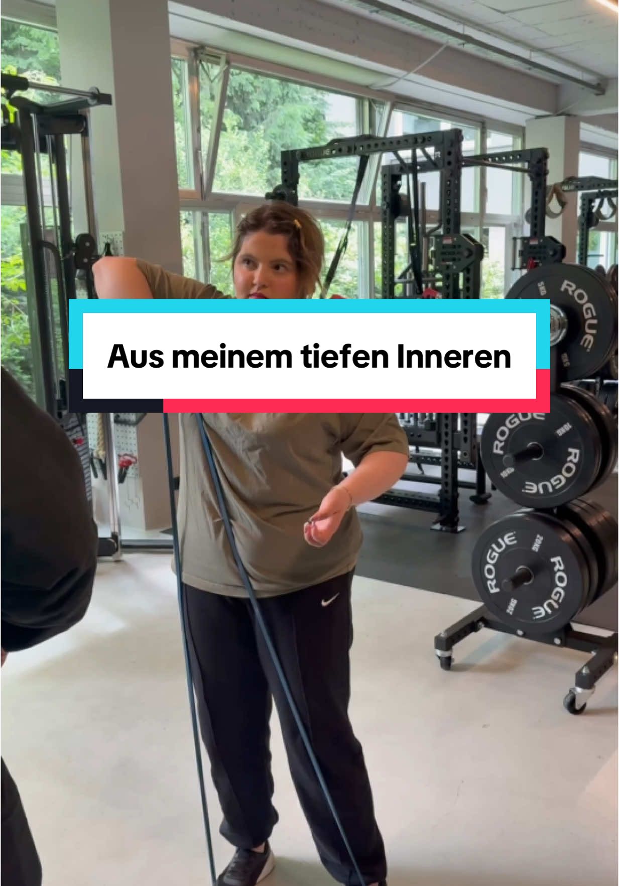 A post by @inaontour on TikTok caption: Können wir vielleicht anfangen zu versuchen uns in die Lage unseres Gegenübers hineinzuversetzen?! Worte sind so schnell daher gesagt. Ohne, dass wir einen Moment länger überlegen, wie viel es beim anderen anrichten kann und dass er abends vielleicht weinend im Bett liegt, weil es ihm so verletzt hat. Ich muss oft genug selber erfahren, wie es ist, wenn jeder seinen Senf dazu gibt. Deswegen möchte ich, dass wir uns öfter an die eigene Nase fassen & bisschen mehr nachdenken, was wir Mal eben so raushauen - für ein netteres Miteinander ❤️