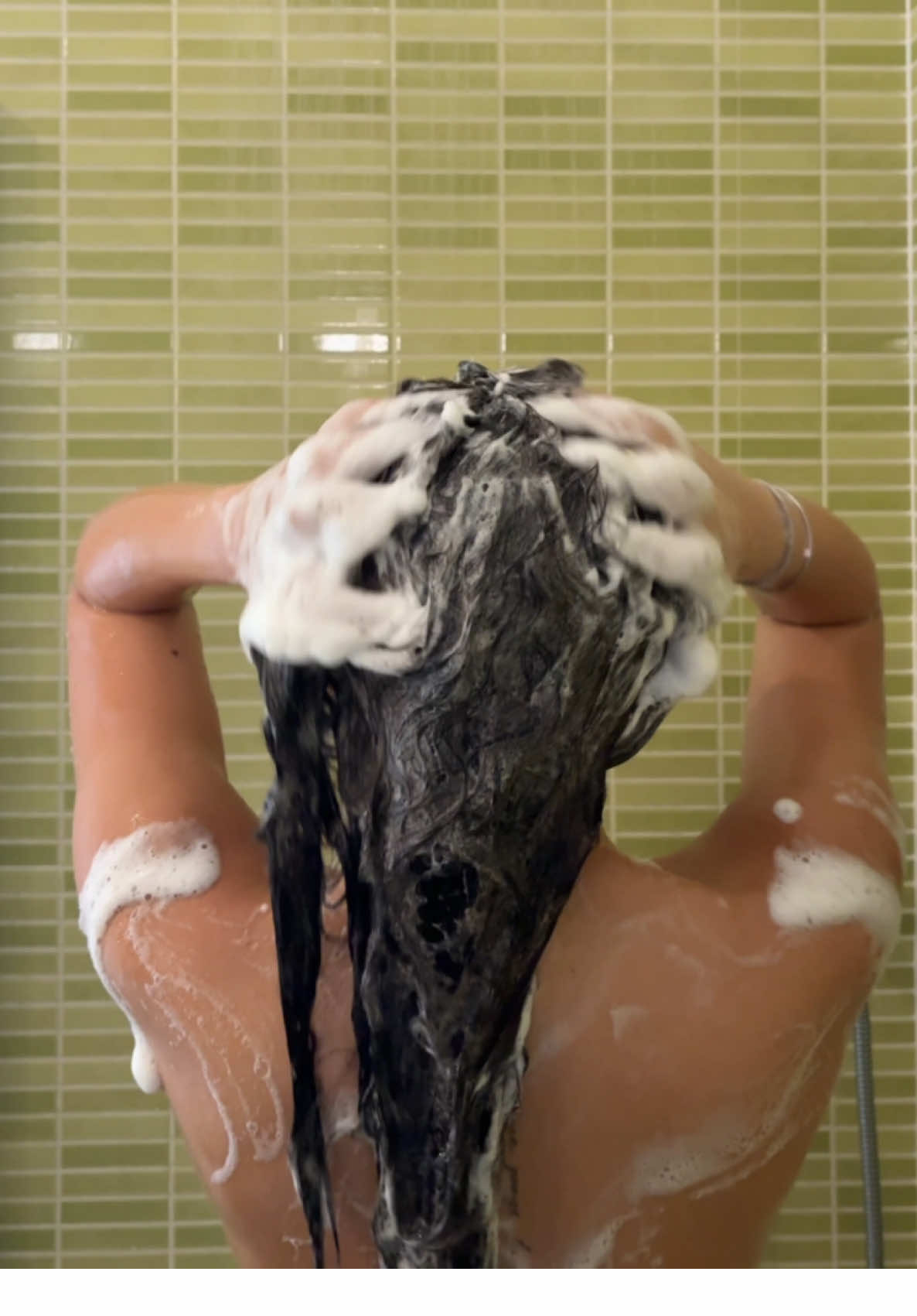 A post by @parzialeerebeccaa on TikTok caption: Ecco come avere sempre un liscio perfetto anche d’estate #Garnier #haircare #adv #LisciCheratina