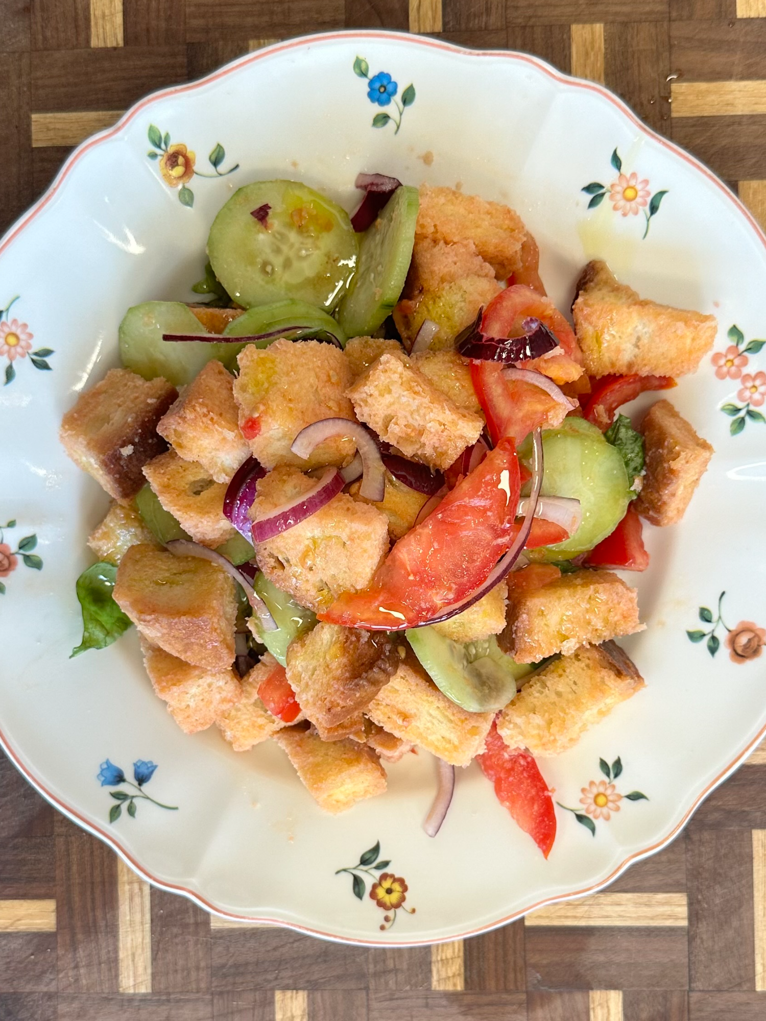 A post by @giallolovesitaly on TikTok caption: Nothing says summer like @nonnasilviofficial's crunchy panzanella! ☀️🍅🥖 Fresh basil, juicy tomatoes, and golden toasted bread… a Tuscan classic reimagined for your American kitchen!😋  Ingredienti: 4 ripe tomatoes (Roma or beefsteak recommended) 1 cucumber, sliced into thin rounds 1 small red onion (preferably Tropea) A few fresh basil leaves, torn by hand Extra virgin olive oil, to taste White wine vinegar, to taste (about 1 tbsp) Salt, to taste Black pepper, to taste #giallolovesitaly #panzanellatoscana #salad #foodtok