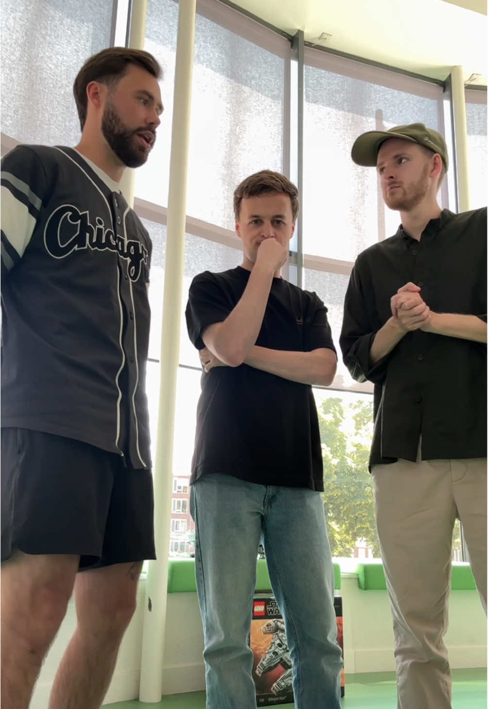A post by @bankzitters on TikTok caption: Als je goed kijkt, lijkt ze best op Rob 😂😂 #bankzitters 