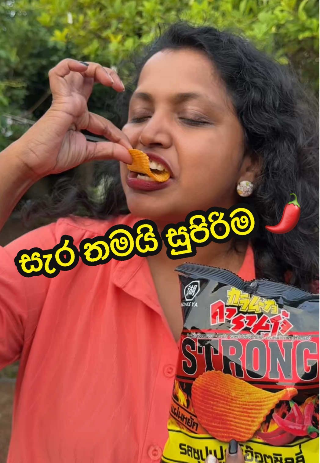 A post by @magic_compass on TikTok caption: සැරනම් තමයි සුපිරිම 🌶️🥵 #food #whattoeat #spicy #Vlog #tiktoktaiment #kuchiandbuchi #magiccompass #husbandwife #foodreview #tiktokvlog #fyp #coupletiktoks #srilanka #snack 
