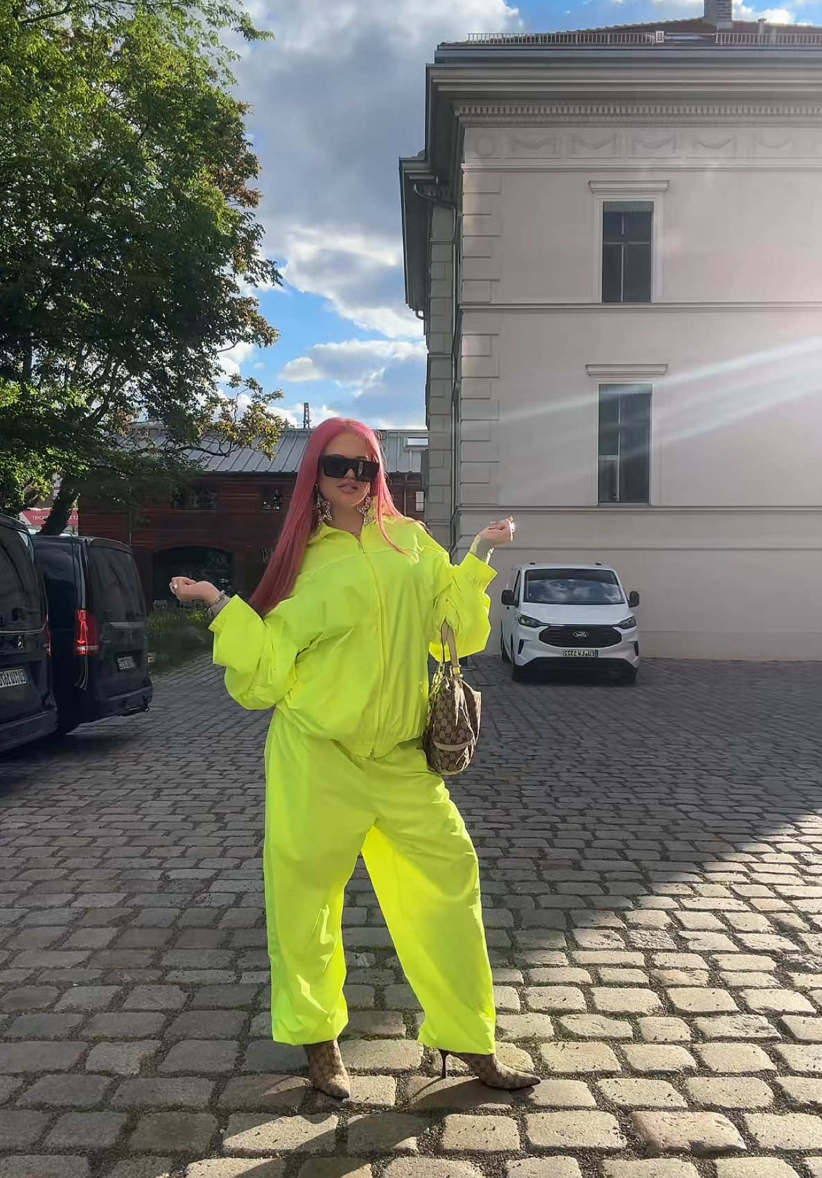A post by @kimisinamoodlive on TikTok caption: Heute um 22:22 ist es soweit 🤷‍♀️ den ersten Gast in jedem Satz unterbrechen ❤️