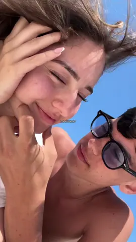A post by @borsi___ on TikTok caption: È iniziata l’estate, e con lei anche qualcosa di più profondo. Siamo pronti a vivere avventure, a scrivere pezzi di storia solo nostra e spero, ogni giorno, di riuscire a sorprenderti, Viola. Tutto è cominciato con questo viaggio a Mykonos: mare, vento caldo, risate, sguardi complici… ma so che è solo il primo capitolo di una lunga serie. Mi sono innamorato. Sì, sul serio. Di te, del modo in cui sorridi quando il sole ti illumina il viso, di come cammini avanti con leggerezza, come se sapessi già dove stiamo andando. E poi quell’alba. Solo noi due, in silenzio, stretti nel vento dell’isola. Non l’abbiamo mostrata a nessuno, non l’abbiamo condivisa sui social. Era nostra. E spero ci siano ancora tante albe così, solo nostre, da vivere e custodire. Perché ogni avventura con te ha il sapore di qualcosa che non vorrei finisse mai. 💕 @Viola Silvi 