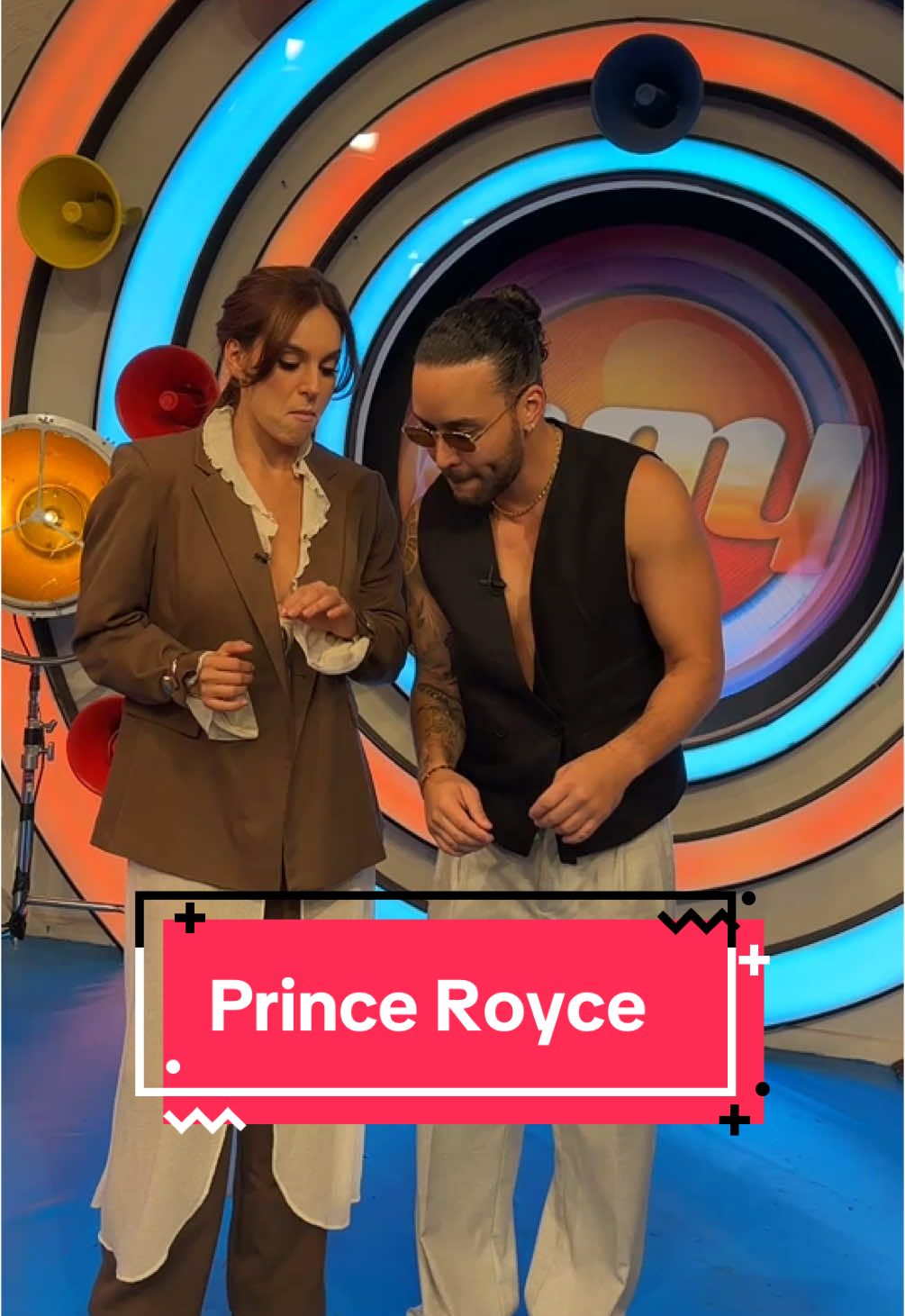 A post by @programa_hoy on TikTok caption: ¡El Rey de la bachata ya está aquí! @Prince Royce @Tania Rincón @Andy Escalona #PrinceRoyce #Bachata 