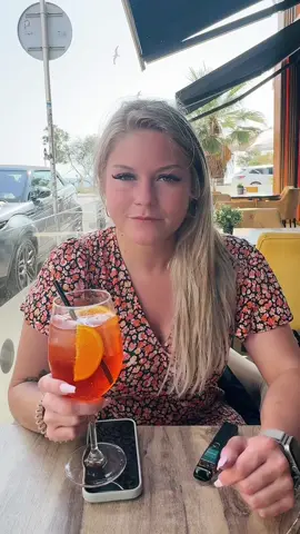 A post by @_xbonnyx_ on TikTok caption: Haben wir heute heute schon angestoßen 😅😁🫶🏽 @anna.rnk01 @Elly_9868  #fyppp #fürdich #füreuch #fürdichseiteviral #mallorca #malle #Summer #fürdeineseite #sunnyleone #ballermann #mallorcaspain #arenal #partygirl #inkdrawing