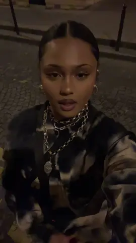 A post by @claracharlotteoff on TikTok caption: Le sommet en trainant dans la zone 🌇 #newmusic #fyp #pourtoii 