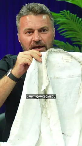 A post by @abdurrahmanuzunn on TikTok caption: Bu gömlek artık benim için sadece bir kumaş değil. Bir dostun sırtına bırakacağım en değerli emanet. Mali’den, alın teriyle, dualarla ve kurbanların kanıyla gelen bu gömleğe orada yaşadığım tüm duyguları tüm anları tüm hisleri yükledim ve yol arkadaşım, kardeşim @tuğrulselmanoğluna vasiyet ettim.  Hayat yolculuğumuzda, ahirette bize şahitlik edecek bu değerli emanetlerin çoğalmasına dua edelim dostlar. Vesselam