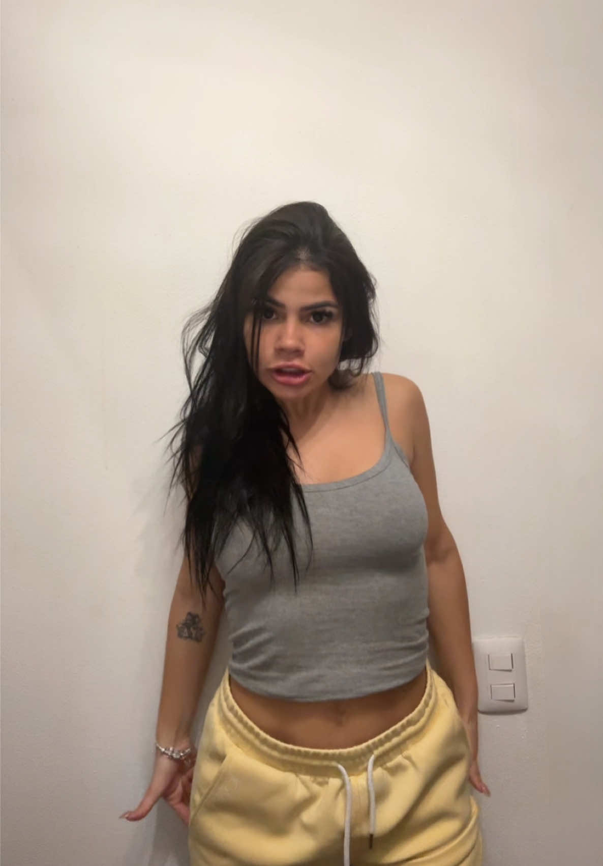 A post by @marianamiamorch on TikTok caption: Aquí somos es malandras venga pa agarrarnos por los pelos  (JAJAJJAAJ tenía que hacer este audio que me sale siempre) 
