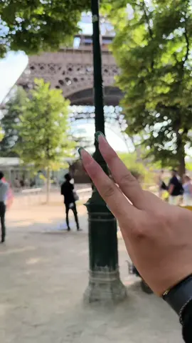 A post by @noemi.iacuzio on TikTok caption: Sulla torre eiffel😍