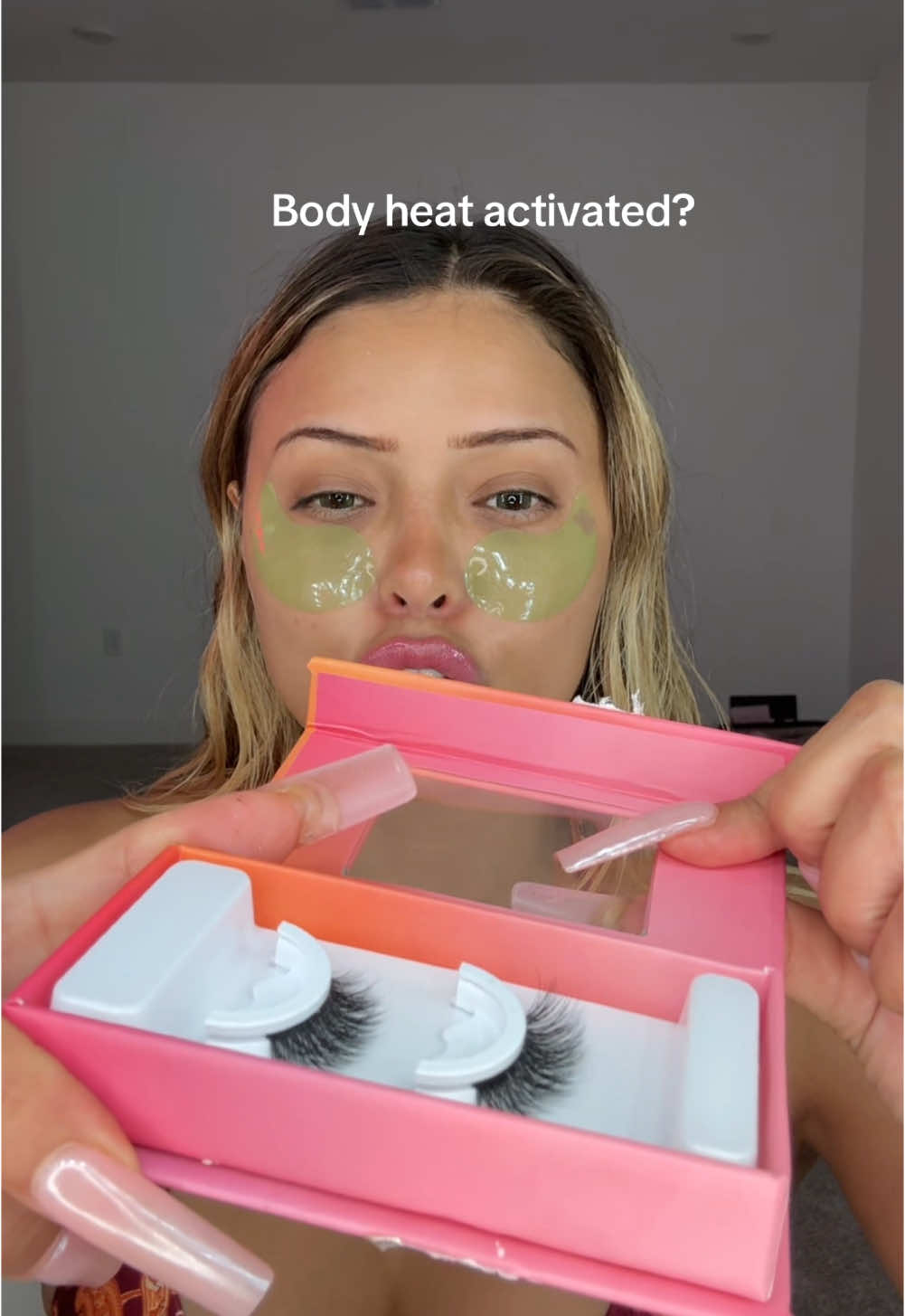 A post by @itsisabelbedoyaa on TikTok caption: First time tryin Body heat activated lashes  #fyp 