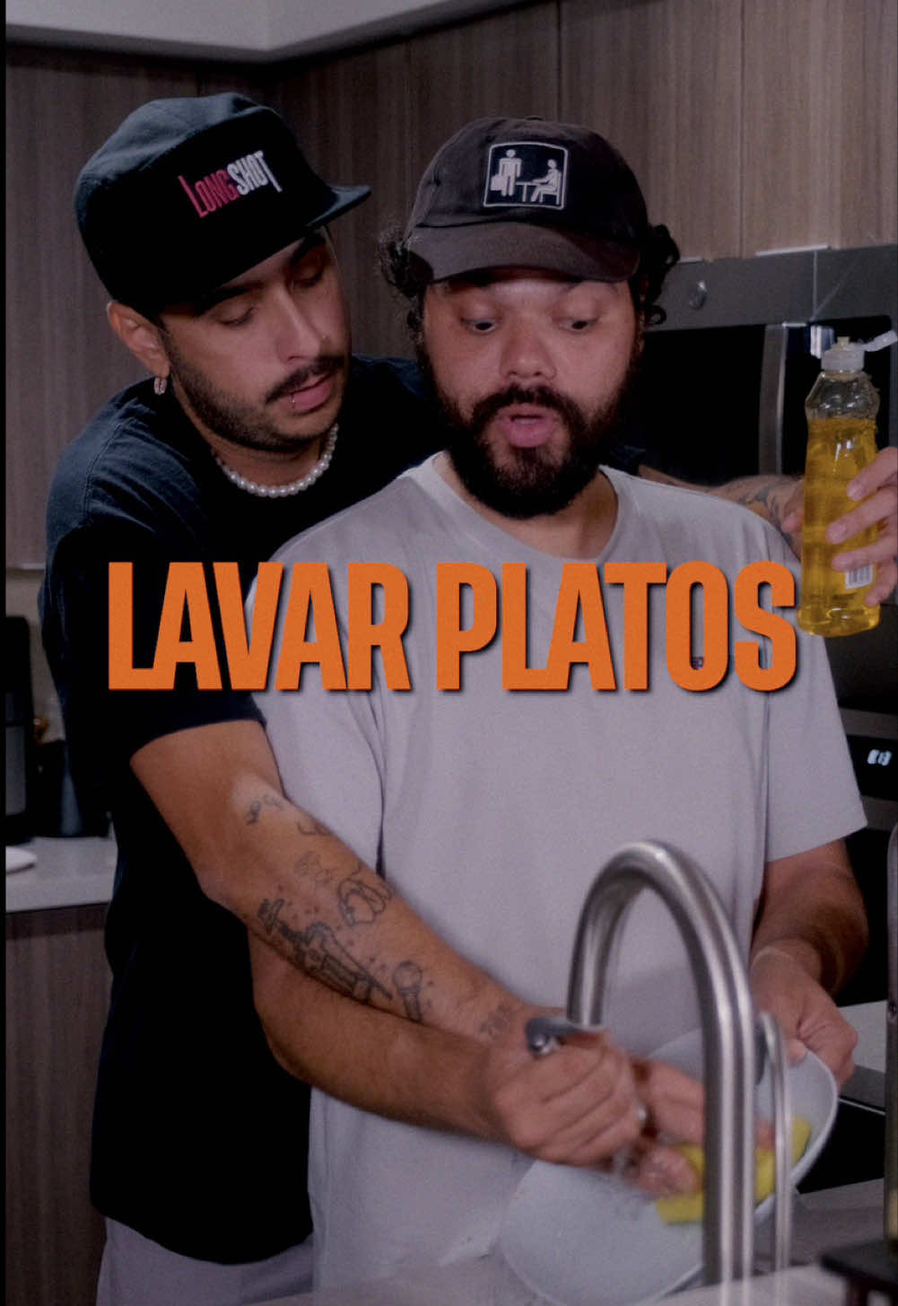 A post by @eliuramoss on TikTok caption: Cuando toca lavar platos en casa ajena