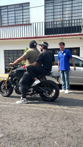 A post by @miguelbeas_9 on TikTok caption: Bueno, creo que prefiero caminar 😂🤷🏻‍♂️@ValdaaSantos @Omar Izquierdo #comedia #parati 