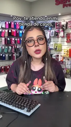 A post by @daniela.emmanuel on TikTok caption: Califica el servicio al cliente 😂💕 #asmr #iphone #caseiphone #case #servicioalcliente #vendedora #clientes 