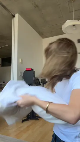 A post by @pascaledeblois on TikTok caption: Aujourd’hui, j’ai trouvé l’arme ultime contre le transfert de maquillage 🥊 Le test ultime: un full face + un chandail blanc @UNIQLO Canada tout neuf + mon visage en plein dessus = aucune trace 😳 L’étape qu’on ne peut plus skipper : le @L’Oréal Paris Infallible 3-Seconds Setting Mist. #SettingSpray #LongWearMakeup #LOrealParisPartner #perfectbasic #Whitetshirt #lorealxuniqlo