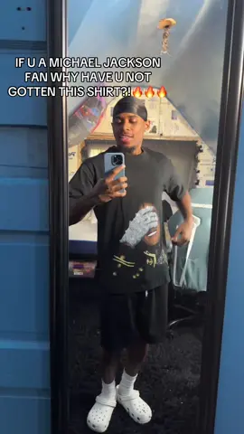A post by @mikeydavis__ on TikTok caption: #michaeljackson #trend 