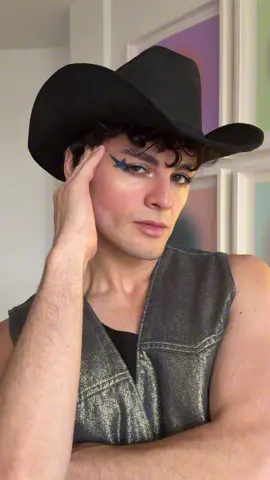 A post by @andrewlarranaga on TikTok caption: Look para Pride 🏳️‍🌈✨ con @NYX Cosmetics MX @Garnier MX  #nyxprofessionalmakeup  #GarnierSkincare #GarnierMx #AmoGarnierMicelar #publicidadresponsable #contenidoconfiable