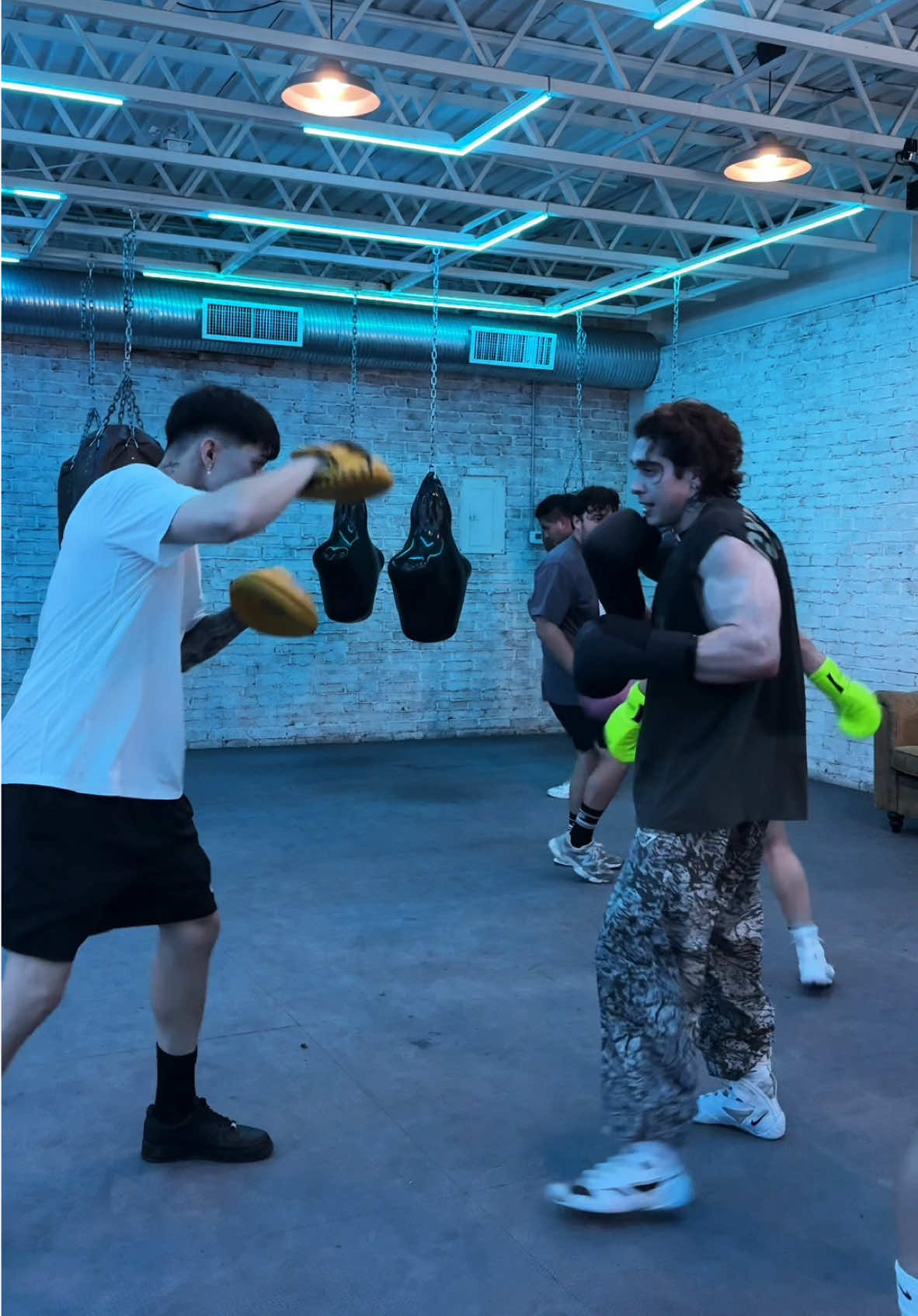 A post by @carlosbelcast on TikTok caption: Hoy fue entrenamiento tranquilo / no grabe todo el entrenamiento 