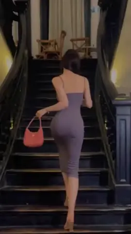 A post by @hot_female_model on TikTok caption: #바디 #패션