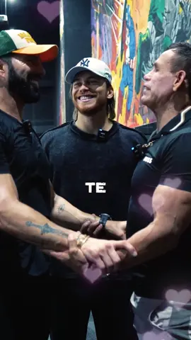 A post by @ponchodenigris on TikTok caption: #jalandofierro #ponchodenigris #gym 