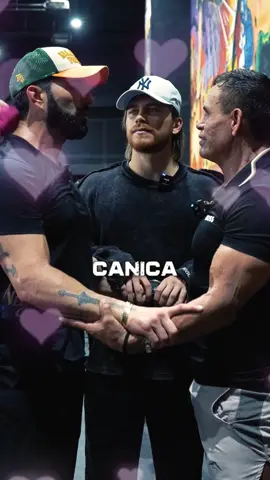 A post by @ponchodenigris on TikTok caption: #amor #amigos #ponchodenigris #jalandofierro 