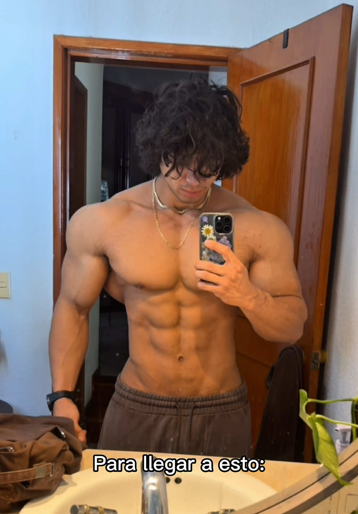 A post by @daddy.aioli on TikTok caption: SIN MIEDO AL BULK #gym #fitness #ejercicio #parati #fyp #foryoupage #workout 