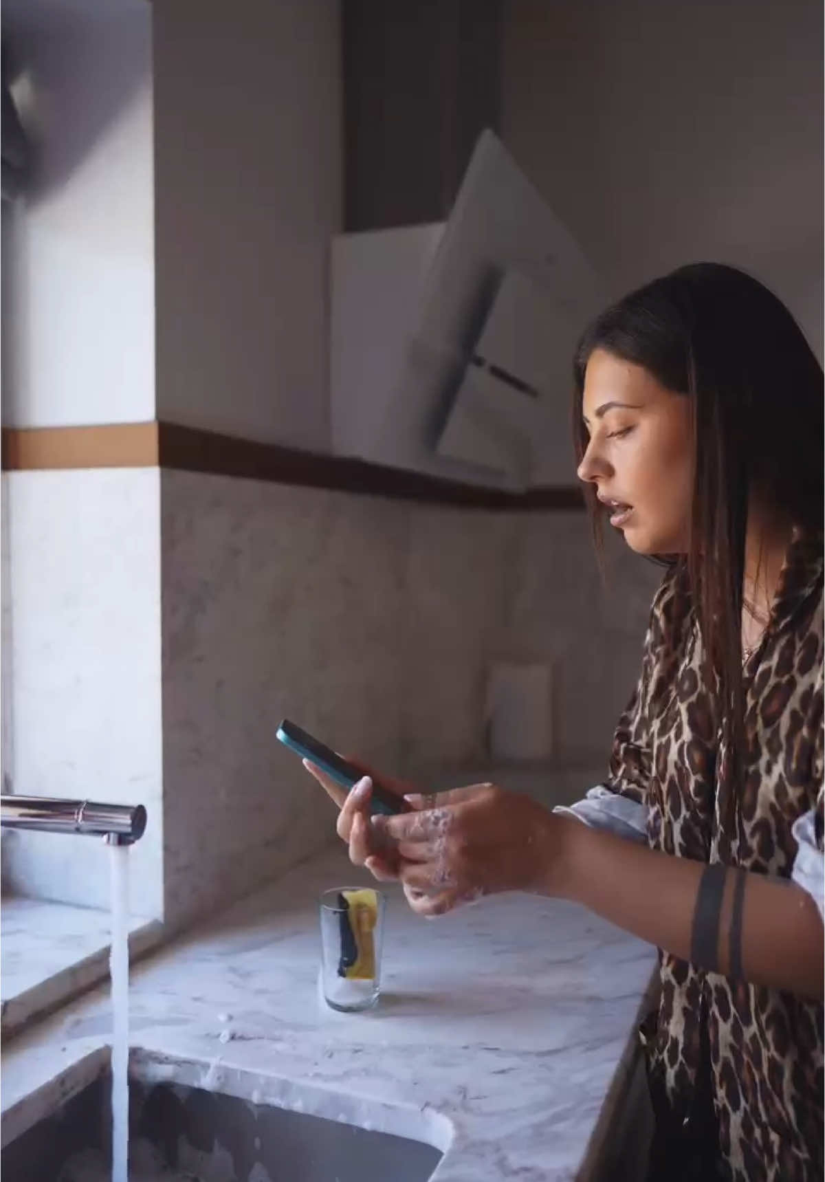 A post by @antonia on TikTok caption: Am descoperit ceva mai tare decât skill-urile mele la curățenie: telefonul #HONOR400Lite. 😅 E rezistent la apă, așa că pot să-l iau cu mine peste tot, fără stres. Testat și aprobat. Tu la ce teste l-ai supune? #ShareYourVibe #NeverMissAMoment #ad 