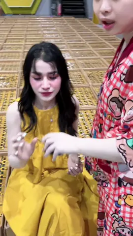 A post by @leakdrama on TikTok caption: ប្រម៉ូតល្មមៗបានហើយគ្មានឥវ៉ាន់លក់ទេ😌😁@CEO Miss sunflower Brand 