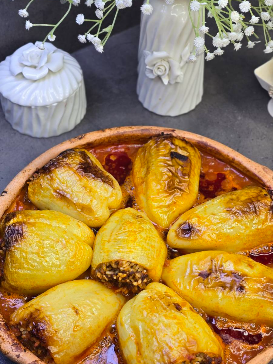 A post by @vivafreshstore_ on TikTok caption: Speca të mbushur 😍 Përbërësit: 300gr oriz Italianno 1 qepë 🧅 Gjalpë 🧈 600gr mish i bluar Çobani 2 lugë të mesme piper të kuq Italianno 🌶️ Kripë (sipas shijes) 🧂 Piper i zi (sipas shijes) 8 speca të verdhë 🫑 400ml salcë boloneze Italianno 400ml ujë Përgatitja: Lani mirë orizin dhe lëreni të kullojë ujin e tepërt. Në një tigan, shkrijeni pak gjalpë dhe skuqni qepën e grirë imët. Shtoni orizin te qepa dhe skuqeni edhe pak së bashku. Largojeni nga zjarri, pastaj shtoni mishin e bluar dhe përziejeni mirë. Shtoni piperin e kuq, kripën dhe piperin e zi. Përziejeni masën derisa të bashkohen të gjithë përbërësit. Pastroni specat dhe mbushni secilin me përzierjen e përgatitur. Në fund në tepsi shtoni fillimisht 400ml salcë boloneze dhe pastaj 400ml ujë. Vendosni specat e mbushur mbi salcën dhe piqni në furrë sipas dëshirës. Ju bëftë mirë! 🍽️