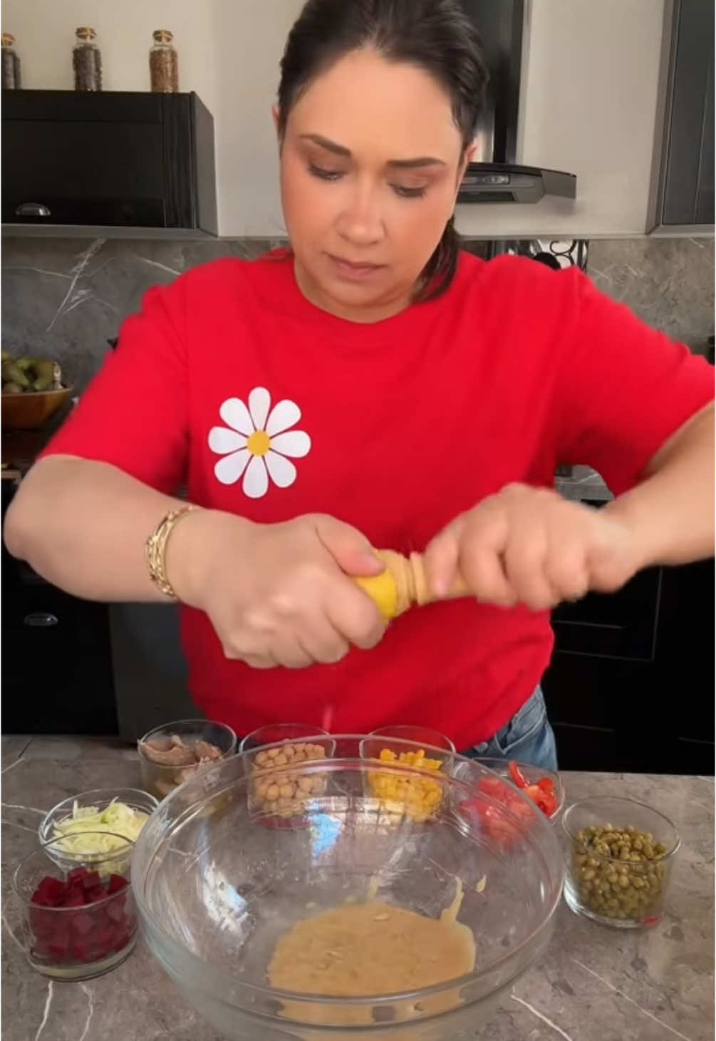 A post by @majda.berrada on TikTok caption: سلطة صيفية بصلصة لذيذة 😋 🥗 salade #salade #recette #recetterapide #recettefacile 